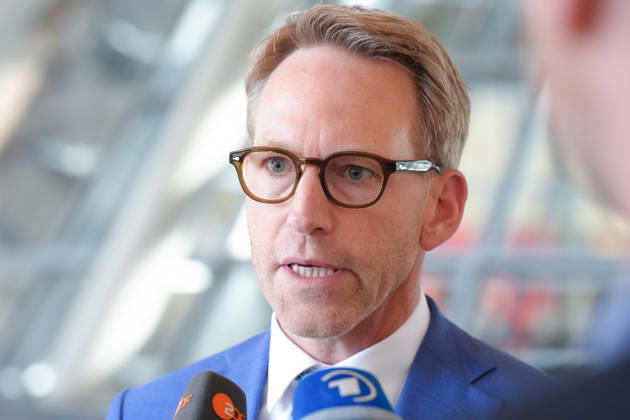 Statement by the Chair of the Parliamentary Oversight Committee on the Arrest of August Hanning: Marc Henrichmann, Chair of the Bundestag’s Parliamentary Oversight Committee (PKGr), is pictured during a press statement on the arrest of former BND Director Hanning, Berlin, October 6, 2026, Berlin, Berlin, Germany