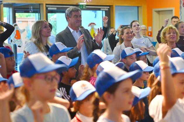 Markus SOEDER, Minister-President of Bavaria and CSU Chairman, visited the Sport Elementary School on Margarethe Danzi Street in Munich on October 6, 2026, together with Health Minister Judith Gerlach and Minister of Education and Cultural Affairs Anna Stolz, to learn more about successful prevention and health promotion in everyday school life in the r