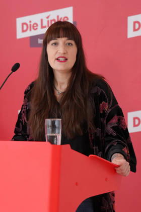 Press Statement by the Left Party (Die Linke) Parliamentary Caucus Ahead of the Bundestag Session Heidi Reichinnek of the Left Party (Die Linke) delivering a press statement ahead of the parliamentary caucus meeting at the German Bundestag, Berlin, October 6, 2026 Berlin Berlin Germany