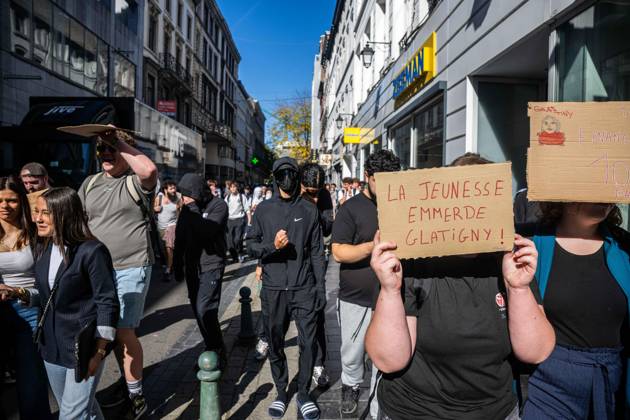 A note saying La jeunesse emmerde Glatigny as students gather outside several schools in Liege during a protest against education reforms and budget cuts, on Tuesday 6 October 2026. Yesterday police arrested 16 people after the protests turned violent. The protests in French-speaking Belgium have been ongoing for months, following a series of reforms and budget cuts introduced by the French Community Government.  JONASxROOSENS 188912210