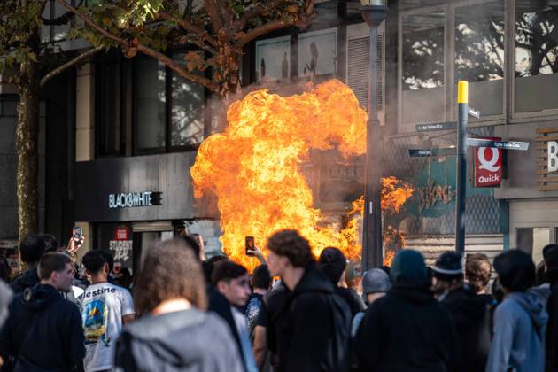 Vandalism to the windows of a Quick fast-food and a fire as students gather outside several schools in Liege during a protest against education reforms and budget cuts, on Tuesday 6 October 2026. Yesterday police arrested 16 people after the protests turned violent. The protests in French-speaking Belgium have been ongoing for months, following a series of reforms and budget cuts introduced by the French Community Government.  JONASxROOSENS 188912154