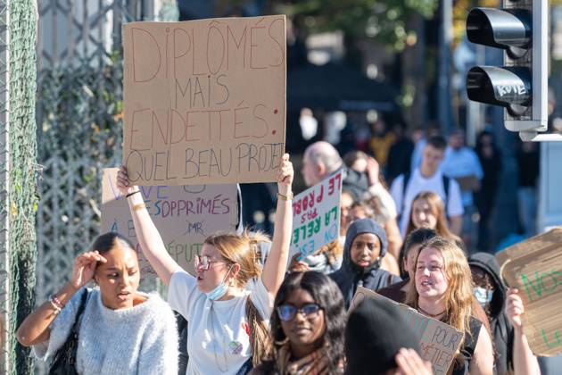 A note saying Diplômés mais endettés : Quel beau projet at students gather outside several schools in Liege during a protest against education reforms and budget cuts, on Tuesday 6 October 2026. Yesterday police arrested 16 people after the protests turned violent. The protests in French-speaking Belgium have been ongoing for months, following a series of reforms and budget cuts introduced by the French Community Government.  JONASxROOSENS 188912039