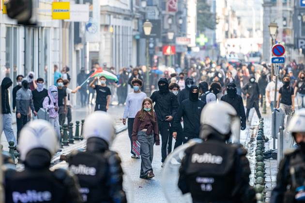 Youths confront riot police as students gather outside several schools in Liege during a protest against education reforms and budget cuts, on Tuesday 6 October 2026. Yesterday police arrested 16 people after the protests turned violent. The protests in French-speaking Belgium have been ongoing for months, following a series of reforms and budget cuts introduced by the French Community Government.  JONASxROOSENS 188939164