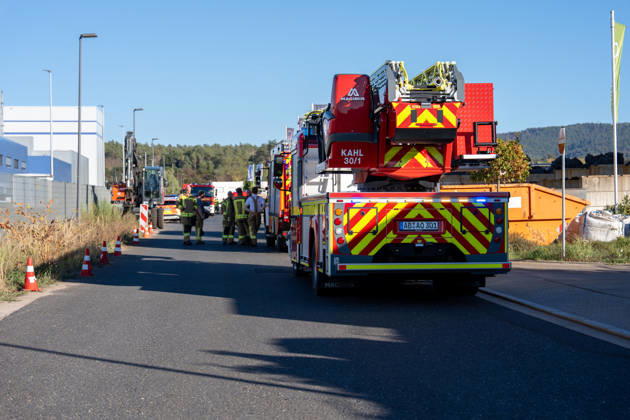 Machine Fire in Warehouse Causes Heavy Smoke; Company Building Evacuated On Tuesday, October 6, 2026, a machine fire broke out in Alzenau in the Aschaffenburg district. The fire started in the electrical system of a machine and caused heavy smoke to fill the warehouse and offices.