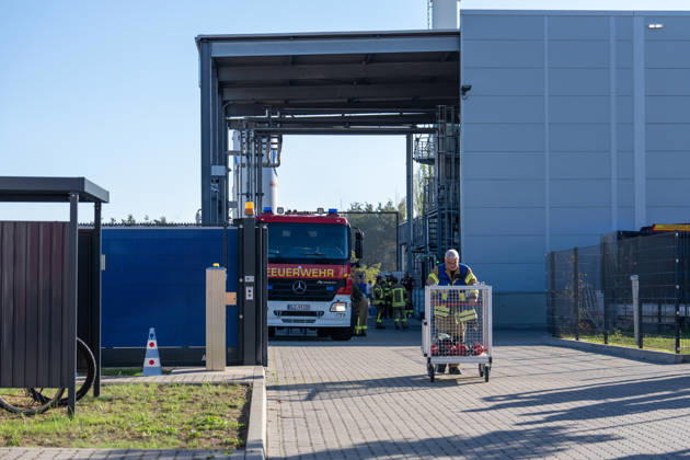 Machine Fire in Warehouse Causes Heavy Smoke; Company Building Evacuated On Tuesday, October 6, 2026, a machine fire broke out in Alzenau in the Aschaffenburg district. The fire started in the electrical system of a machine and caused heavy smoke to fill the warehouse and offices.