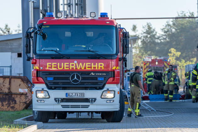 Machine Fire in Warehouse Causes Heavy Smoke; Company Building Evacuated On Tuesday, October 6, 2026, a machine fire broke out in Alzenau in the Aschaffenburg district. The fire started in the electrical system of a machine and caused heavy smoke to fill the warehouse and offices.