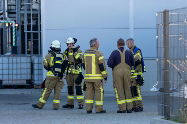 Machine Fire in Warehouse Causes Heavy Smoke; Company Building Evacuated On Tuesday, October 6, 2026, a machine fire broke out in Alzenau in the Aschaffenburg district. The fire started in the electrical system of a machine and caused heavy smoke to fill the warehouse and offices.
