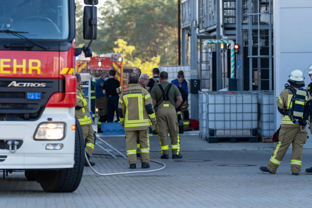 Machine Fire in Warehouse Causes Heavy Smoke; Company Building Evacuated On Tuesday, October 6, 2026, a machine fire broke out in Alzenau in the Aschaffenburg district. The fire started in the electrical system of a machine and caused heavy smoke to fill the warehouse and offices.