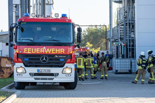Machine Fire in Warehouse Causes Heavy Smoke; Company Building Evacuated On Tuesday, October 6, 2026, a machine fire broke out in Alzenau in the Aschaffenburg district. The fire started in the electrical system of a machine and caused heavy smoke to fill the warehouse and offices.