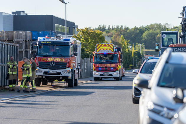 Machine Fire in Warehouse Causes Heavy Smoke; Company Building Evacuated On Tuesday, October 6, 2026, a machine fire broke out in Alzenau in the Aschaffenburg district. The fire started in the electrical system of a machine and caused heavy smoke to fill the warehouse and offices.