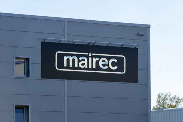 Machine Fire in Warehouse Causes Heavy Smoke; Company Building Evacuated On Tuesday, October 6, 2026, a machine fire broke out in Alzenau in the Aschaffenburg district. The fire started in the electrical system of a machine and caused heavy smoke to fill the warehouse and offices.