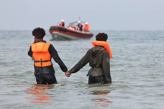 Small Boat Migrants Depart PHOTOPQR VOIX DU NORD Marc Demeure October 6, 2026 Gravelines, October 6, 2026 Migrants attempt to board a semi-rigid boat that has come to pick them up. Having departed from the beaches of Dunkirk with about twenty people, the small boat approaches the beach at Gravelines to pick up other would-be exiles bound for England, including women and children. Photo by MARC DEMEURE, La Voix du Nord, Gravelines, northern France, Oct. 6, 2026 Migrants attempt to board a semi-rigid inflatable boat that has come to pick them up. Having left the beaches of Dunkirk with about twenty people on board, the small boat approaches the beach at Gravelines to pick up other would-be migrants bound for England, including women and chil Copyright: xPHOTOPQR VOIXxDUxNORD MAXPPPxMarcxDemeurex 20261006VDN5472 20261006VDN5472