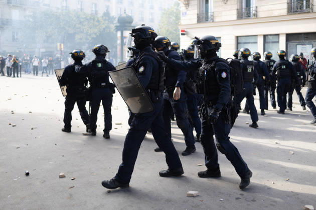 Student Demonstration - Paris RL Police forces and protesters clashes on the place de la nation on the sidelines of the students protest against the current state of public education, once again, on October 6, 2026, in Paris, France. They demand more resources for the national education system, and raise against the far right party - le Rassemblement National. Photo by Raphael Lafargue ABACAPRESS.COM Paris France Copyright: xLafarguexRaphael ABACAx