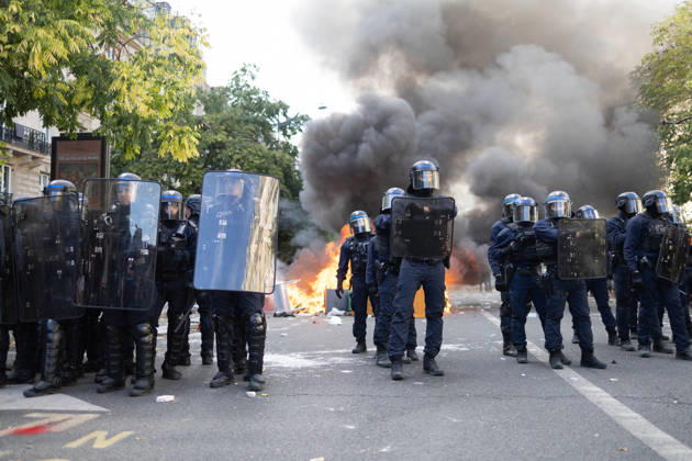 Student Demonstration - Paris RL Police forces next to burning barricades. Police forces and protesters clashes on the place de la nation on the sidelines of the students protest against the current state of public education, once again, on October 6, 2026, in Paris, France. They demand more resources for the national education system, and raise against the far right party - le Rassemblement National. Photo by Raphael Lafargue ABACAPRESS.COM Paris France Copyright: xLafarguexRaphael ABACAx