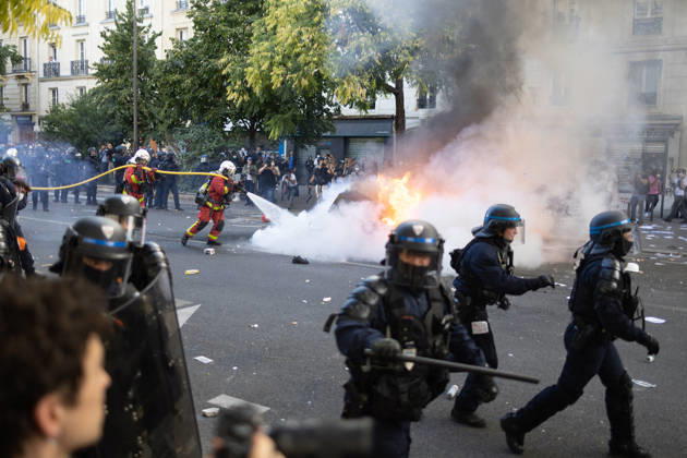 Student Demonstration - Paris RL Police forces next to burning barricades. Police forces and protesters clashes on the place de la nation on the sidelines of the students protest against the current state of public education, once again, on October 6, 2026, in Paris, France. They demand more resources for the national education system, and raise against the far right party - le Rassemblement National. Photo by Raphael Lafargue ABACAPRESS.COM Paris France Copyright: xLafarguexRaphael ABACAx