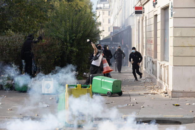 Student Demonstration - Paris RL Police forces and protesters clashes on the place de la nation on the sidelines of the students protest against the current state of public education, once again, on October 6, 2026, in Paris, France. They demand more resources for the national education system, and raise against the far right party - le Rassemblement National. Photo by Raphael Lafargue ABACAPRESS.COM Paris France  Copyright: xLafarguexRaphael ABACAx
