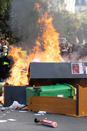 Student Demonstration - Paris RL Police forces next to burning barricades. Police forces and protesters clashes on the place de la nation on the sidelines of the students protest against the current state of public education, once again, on October 6, 2026, in Paris, France. They demand more resources for the national education system, and raise against the far right party - le Rassemblement National. Photo by Raphael Lafargue ABACAPRESS.COM Paris France  Copyright: xLafarguexRaphael ABACAx