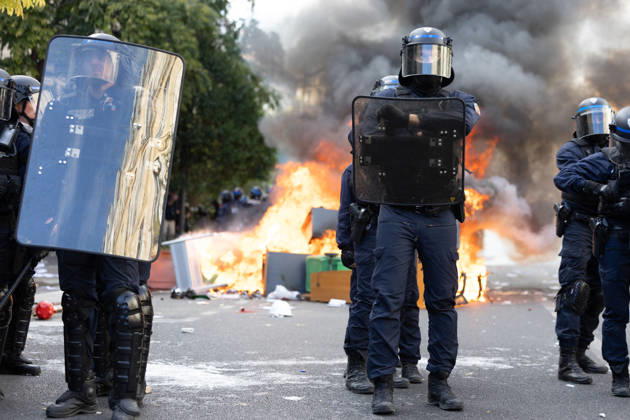 Student Demonstration - Paris RL Police forces next to burning barricades. Police forces and protesters clashes on the place de la nation on the sidelines of the students protest against the current state of public education, once again, on October 6, 2026, in Paris, France. They demand more resources for the national education system, and raise against the far right party - le Rassemblement National. Photo by Raphael Lafargue ABACAPRESS.COM Paris France  Copyright: xLafarguexRaphael ABACAx