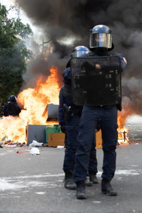 Student Demonstration - Paris RL Police forces next to burning barricades. Police forces and protesters clashes on the place de la nation on the sidelines of the students protest against the current state of public education, once again, on October 6, 2026, in Paris, France. They demand more resources for the national education system, and raise against the far right party - le Rassemblement National. Photo by Raphael Lafargue ABACAPRESS.COM Paris France  Copyright: xLafarguexRaphael ABACAx