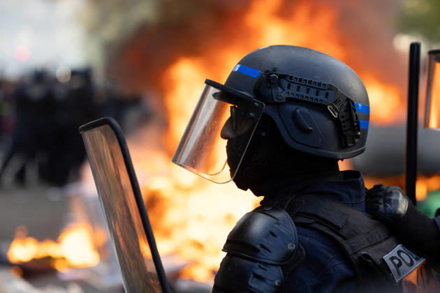Student Demonstration - Paris RL Police forces next to burning barricades. Police forces and protesters clashes on the place de la nation on the sidelines of the students protest against the current state of public education, once again, on October 6, 2026, in Paris, France. They demand more resources for the national education system, and raise against the far right party - le Rassemblement National. Photo by Raphael Lafargue ABACAPRESS.COM Paris France  Copyright: xLafarguexRaphael ABACAx