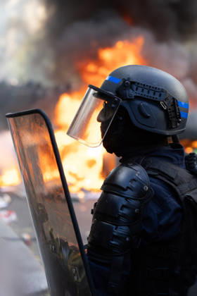 Student Demonstration - Paris RL Police forces next to burning barricades. Police forces and protesters clashes on the place de la nation on the sidelines of the students protest against the current state of public education, once again, on October 6, 2026, in Paris, France. They demand more resources for the national education system, and raise against the far right party - le Rassemblement National. Photo by Raphael Lafargue ABACAPRESS.COM Paris France  Copyright: xLafarguexRaphael ABACAx