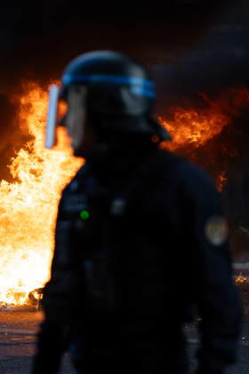 Student Demonstration - Paris RL Police forces next to burning barricades. Police forces and protesters clashes on the place de la nation on the sidelines of the students protest against the current state of public education, once again, on October 6, 2026, in Paris, France. They demand more resources for the national education system, and raise against the far right party - le Rassemblement National. Photo by Raphael Lafargue ABACAPRESS.COM Paris France  Copyright: xLafarguexRaphael ABACAx