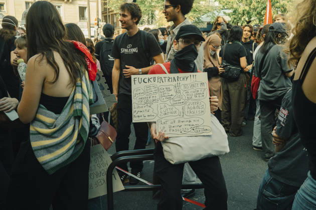 Paris Students Protest Education Conditions A demonstrator carries a handwritten placard on their back while moving through the crowd in Paris, France, on October 6, 2026. France s Interior Ministry said 256,000 people marched nationwide, including 56,000 in Paris, during the student-led day of action over school conditions. High school students called for more education funding and staff, smaller classes and improved facilities, with teachers, parents and unions joining demonstrations. Paris Ile de France France Copyright: xDavoodxMaeilix