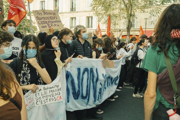 Paris Students Protest Education Conditions Young demonstrators march behind a large hand-painted banner in Paris, France, on October 6, 2026. France s Interior Ministry said 256,000 people marched nationwide, including 56,000 in Paris, during the student-led day of action over school conditions. High school students called for more education funding and staff, smaller classes and improved facilities, with teachers, parents and unions joining demonstrations. Paris Ile de France France Copyright: xDavoodxMaeilix