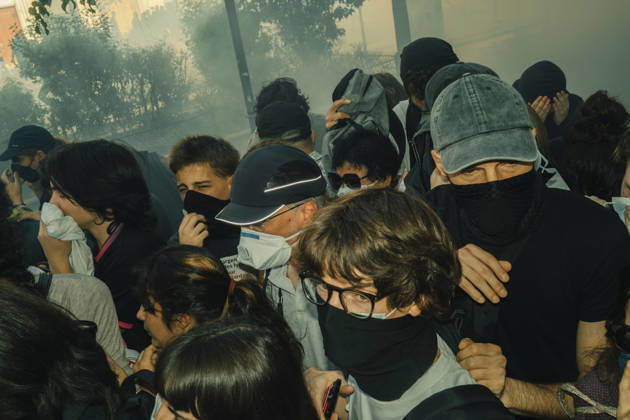 Paris Students Protest Education Conditions Masked demonstrators press together in a dense crowd as smoke hangs nearby in Paris, France, on October 6, 2026. France s Interior Ministry said 256,000 people marched nationwide, including 56,000 in Paris, during the student-led day of action over school conditions. High school students called for more education funding and staff, smaller classes and improved facilities, with teachers, parents and unions joining demonstrations. Paris Ile de France France Copyright: xDavoodxMaeilix