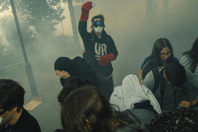 Paris Students Protest Education Conditions A masked demonstrator raises a fist above a crowd surrounded by smoke in Paris, France, on October 6, 2026. France s Interior Ministry said 256,000 people marched nationwide, including 56,000 in Paris, during the student-led day of action over school conditions. High school students called for more education funding and staff, smaller classes and improved facilities, with teachers, parents and unions joining demonstrations. Paris Ile de France France Copyright: xDavoodxMaeilix