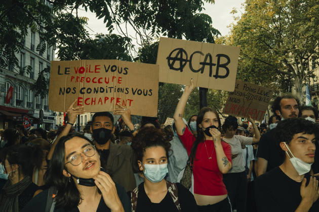 Paris Students Protest Education Conditions Demonstrators hold handwritten placards above a crowded march in Paris, France, on October 6, 2026. France s Interior Ministry said 256,000 people marched nationwide, including 56,000 in Paris, during the student-led day of action over school conditions. High school students called for more education funding and staff, smaller classes and improved facilities, with teachers, parents and unions joining demonstrations. Paris Ile de France France Copyright: xDavoodxMaeilix