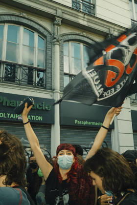 Paris Students Protest Education Conditions A masked demonstrator raises a black-and-red flag above the crowd in Paris, France, on October 6, 2026. France s Interior Ministry said 256,000 people marched nationwide, including 56,000 in Paris, during the student-led day of action over school conditions. High school students called for more education funding and staff, smaller classes and improved facilities, with teachers, parents and unions joining demonstrations. Paris Ile de France France Copyright: xDavoodxMaeilix