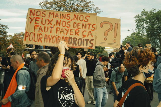 Paris Students Protest Education Conditions A demonstrator raises a large handwritten sign above the crowd in Paris, France, on October 6, 2026. France s Interior Ministry said 256,000 people marched nationwide, including 56,000 in Paris, during the student-led day of action over school conditions. High school students called for more education funding and staff, smaller classes and improved facilities, with teachers, parents and unions joining demonstrations. Paris Ile de France France Copyright: xDavoodxMaeilix