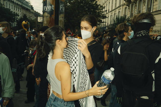 Paris Students Protest Education Conditions Two demonstrators stand close together near a line of riot police in Paris, France, on October 6, 2026. France s Interior Ministry said 256,000 people marched nationwide, including 56,000 in Paris, during the student-led day of action over school conditions. High school students called for more education funding and staff, smaller classes and improved facilities, with teachers, parents and unions joining demonstrations. Paris Ile de France France Copyright: xDavoodxMaeilix