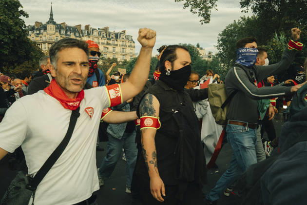 Paris Students Protest Education Conditions A demonstrator raises an arm while moving through a dense crowd in Paris, France, on October 6, 2026. France s Interior Ministry said 256,000 people marched nationwide, including 56,000 in Paris, during the student-led day of action over school conditions. High school students called for more education funding and staff, smaller classes and improved facilities, with teachers, parents and unions joining demonstrations. Paris Ile de France France Copyright: xDavoodxMaeilix