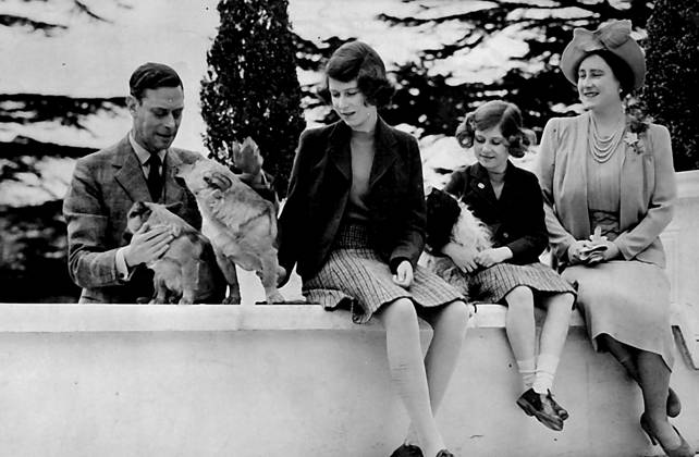 Their Majesties With The Princess -- A Charming picture of their Majesties the King and Queen with the Princess Elizabeth and Margaret and their pet dogs. August 04, 1940. (Photo by London News Agency Ltd.)  Copyright: xLondonxNewsxAgencyxLtd.x 5513-72813779