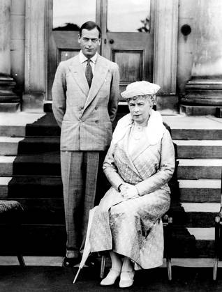 Exclusive Photograph of H.M. The Queen and Prince George at Harewood House, Yorkshire - An exclusive and official photograph of H.M. the Queen and H.R.H. Prince George, taken at Harewood House, during the recent Royal visit to Yorkshire. August 26, 1933. (Photo by The Topical Press Agency Ltd.).  Copyright: xThexTopicalxPressxAgencyxLtd.x 5513-72814253
