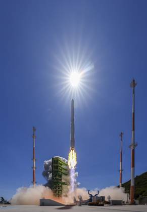October 7, 2026, Goheung, South Jeolla, SOUTH KOREA: Oct 7, 2026-Goheung, South Korea-South Korea s Nuri space rocket lifts off from the Naro Space Center in Goheung, about 400 kilometers south of Seoul, on Oct. 7, 2026. South Korea launched its homegrown Nuri rocket Wednesday on its fifth flight, placing 15 satellites into orbit, including five that will form part of the country s first domestically launched microsatellite constellation. Goheung SOUTH KOREA - ZUMAs168 20261007_zih_s168_012 Copyright: xKoreaxAerospacexAdministrationx