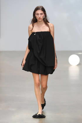 PFW - CFCL Runway A model walks the runway during the CFCL Ready to Wear Fall Winter 2026-2027 fashion show as part of Paris Fashion Week on March 10, 2026 in Paris, France. Photo by Alain-Gil Gonzalez ABACAPRESS.COM Paris France  Copyright: xGonzalezxAlain-Gil ABACAx