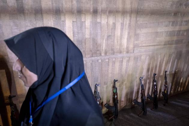 Urban Warfare Training For Iran s Female Self-sacrificing Forces A member of Iran s female self-sacrificing forces stands beside AK-47 rifles after taking part in urban warfare training at a city-square military training camp in southern Tehran, Iran, on October 6, 2026, amid rising tensions between Iran and the United States. Tehran Tehran Iran  Copyright: xMortezaxNikoubazlx originalFilename: nikoubazl-urbanwar261006_np7CB.jpg