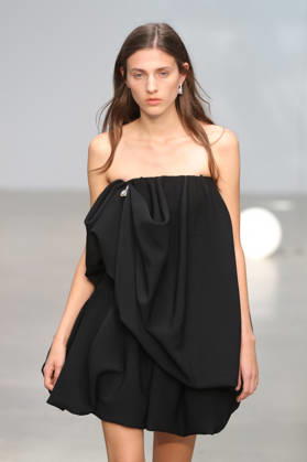 PFW - CFCL Runway A model walks the runway during the CFCL Ready to Wear Fall Winter 2026-2027 fashion show as part of Paris Fashion Week on March 10, 2026 in Paris, France. Photo by Alain-Gil Gonzalez ABACAPRESS.COM Paris France  Copyright: xGonzalezxAlain-Gil ABACAx