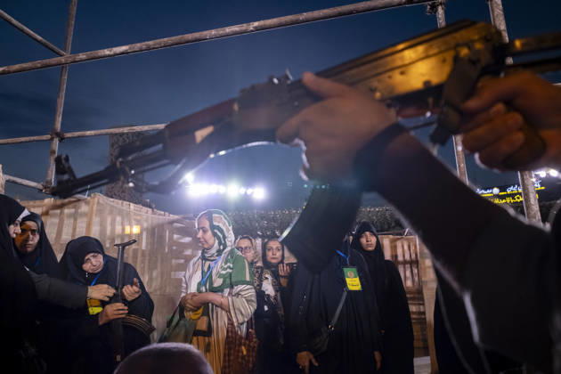 Urban Warfare Training For Iran s Female Self-sacrificing Forces An Islamic Revolutionary Guard Corps (IRGC) serviceman (R) holds an AK-47 rifle during urban warfare training for Iran s female self-sacrificing forces at a city-square military training camp in southern Tehran, Iran, on October 6, 2026, amid rising tensions between Iran and the United States. Tehran Tehran Iran  Copyright: xMortezaxNikoubazlx originalFilename: nikoubazl-urbanwar261006_npIbz.jpg
