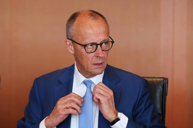 Berlin, Germany, October 7, 2026, Federal Chancellery, 61st Cabinet Meeting: Federal Chancellor Friedrich Merz (CDU) adjusts his tie at the start of the meeting Copyright: xdtsxNachrichtenagenturx dts_137482