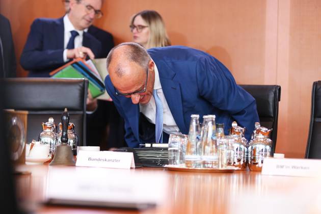 Berlin, Germany, October 7, 2026, Federal Chancellery, 61st Cabinet Meeting: Federal Chancellor Friedrich Merz (CDU) arrives, followed by Federal Minister of the Interior Alexander Dobrindt (CSU) and Minister of State at the Federal Ministry of Labor and Social Affairs Natalie Pawlik (SPD) Copyright: xdtsxNachrichtenagenturx dts_137483
