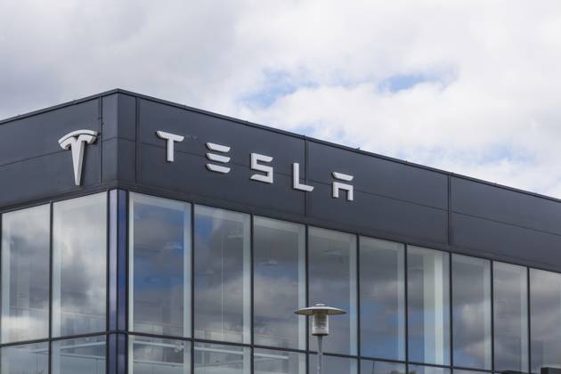 Corporate Architektur eines Tesla Showroom Gebäudes mit Markenzeichen und Glaswandkonstruktion. Vilnius, Litauen, 1. Mai 2026 Corporate architecture of a Tesla showroom building with trademark and glass wall construction. Vilnius, Lithuania May 2026 Copyright: imageBROKER Tartezy ibliqx19006354.jpg