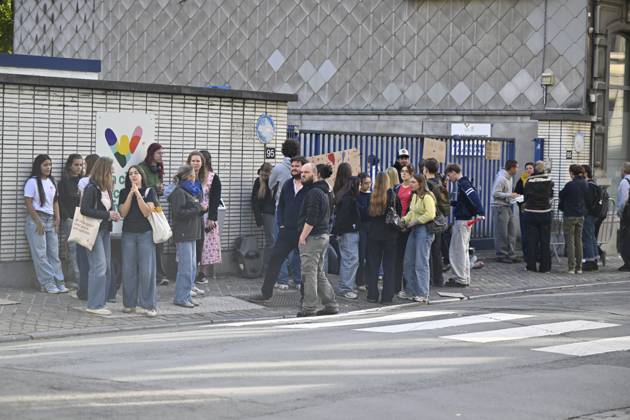 students gather outside Leoni de Waha school in Liege city center during a protest against education reforms and budget cuts, on Wednesday 7 October 2026. On Monday police arrested 16 people after the protests turned violent. About a hundred rioters continued to vandalize the city centre and face police on Tuesday. This Wednesday, police and Liege mayor called students to come back to school. ERICxLALMAND 189036167