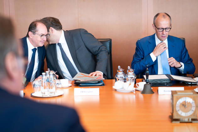 61st Meeting of the Federal Cabinet – Latest News, October 7, 2026, Berlin, Chancellor Friedrich Merz (CDU) adjusts his tie; Lars Klingbeil, Federal Minister of Finance and Vice Chancellor, and Alexander Dobrindt, Federal Minister of the Interior, whisper to each other. Ahead of the Cabinet meeting, Federal Cabinet meeting at the Federal Chancellery in Berlin, Berlin,