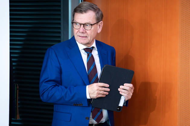 61st Meeting of the Federal Cabinet – Latest News, October 7, 2026, Berlin, Dr. Johann David Wadephul, Federal Minister of Foreign Affairs, enters the Cabinet Chamber with an iPad in hand ahead of the Cabinet meeting; Federal Cabinet meeting at the Federal Chancellery in Berlin, Berlin, Berlin, Germany