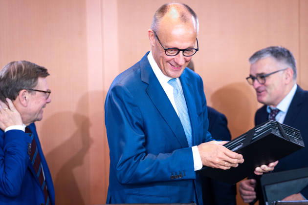 61st Meeting of the Federal Cabinet – Latest News, October 7, 2026, Berlin, Federal Chancellor Friedrich Merz (CDU) upon arrival in the Cabinet Chamber; he carries his documents to his seat ahead of the Cabinet meeting; Federal Cabinet meeting at the Federal Chancellery in Berlin, Berlin, Germany