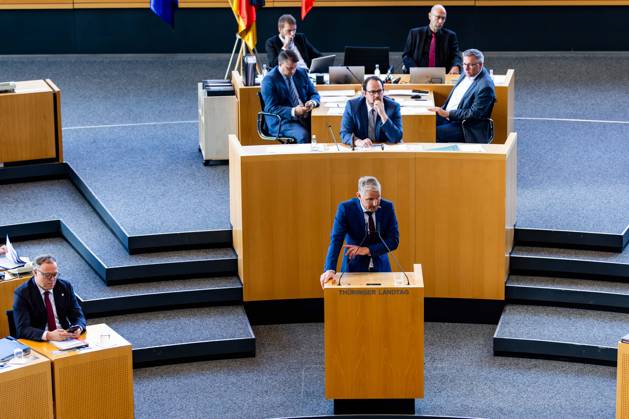 October 7, 2026, GER, Politics News, 8th Legislative Session, 56th Plenary Session in the Plenary Hall of the Thuringian State Parliament. Pictured: Björn Höcke pointing at Mario Voigt. Subject of the special session: Dissolution of the 8th Thuringian State Parliament pursuant to Article 50, Paragraph 2, Sentence 1, No. 1 of the Constitution of the Free State of Thuringia. 99096 Erfur